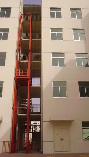 導軌式(shi)液壓升(shēng)降機